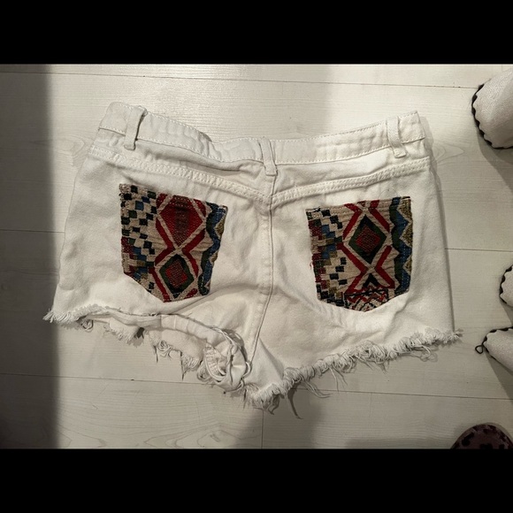 Embroidered shorts - Picture 2 of 2